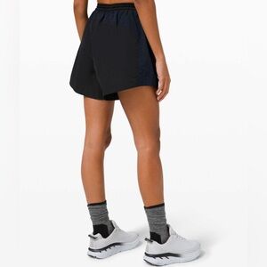 Lululemon Evergreen Short True Navy / Black size 6